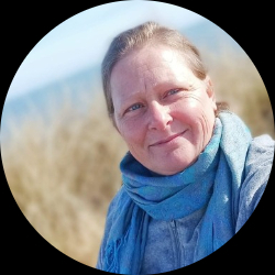 Jeg ved, hvordan det føles at stå et sted i sit liv og vide, at noget skal ændres – uden helt at kunne se hvad. Jeg har selv taget de skridt, og jeg har hjulpet mange med at gøre det samme. Du behøver ikke have svarene, før du kommer. Du skal bare være villig til at undersøge dem.